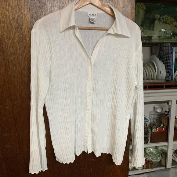 Women’s Nicola white pleated stretchy Blouse Size Large Button Up Top - Picture 1 of 10